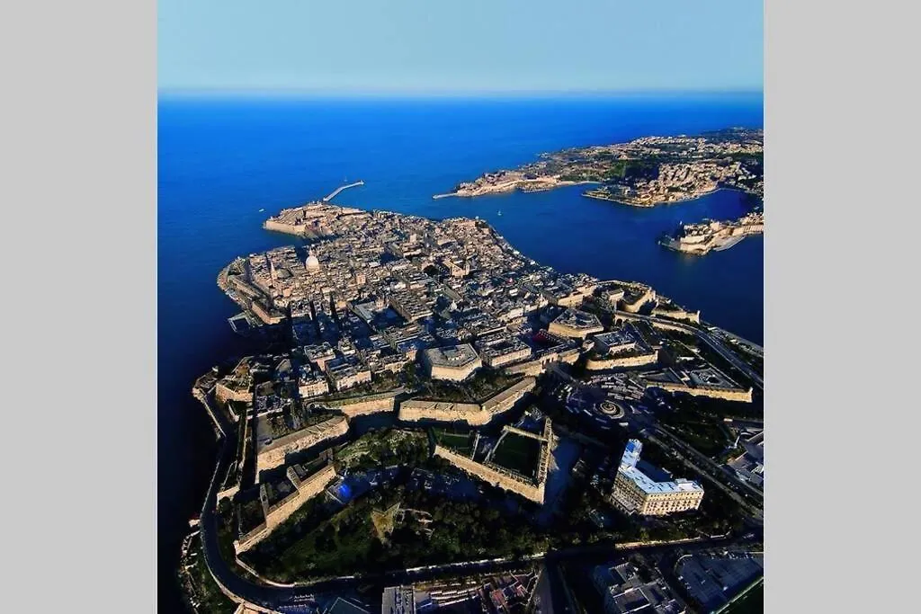 Valletta Art House - Retro Bordello